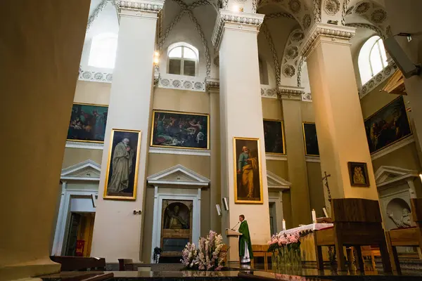 Katolikliğin Büyük Katedrali İçinde Pazar Ayini