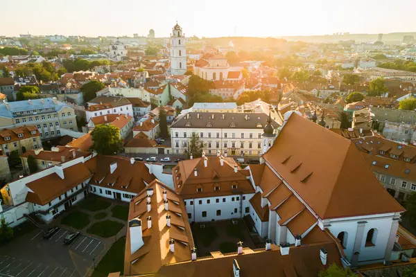 Günbatımında Vilnius şehrinin hava manzarası
