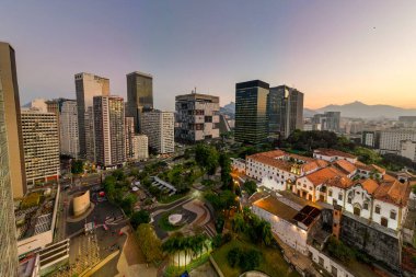 Saint Anthony Manastırı ve Carioca Mahallesi 'ndeki Tepe Kilisesi Günbatımında Rio de Janeiro' daki Uzun Modern Ofis Binaları