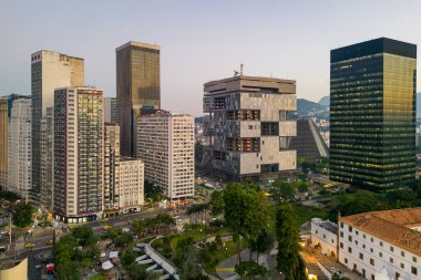 Rio de Janeiro Şehir Merkezi. Petrobras Merkez Binası Orta ve Carioca Meydanı 'nın aşağısında.