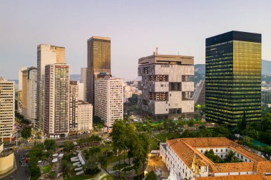Rio de Janeiro Şehir Merkezi. Petrobras Merkez Binası Orta ve Carioca Meydanı 'nın aşağısında.