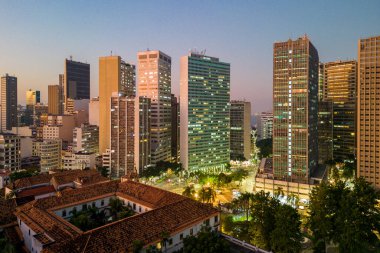 Rio de Janeiro şehrinin silueti Akşam ve Carioca Meydanı 'nda ofis binaları var
