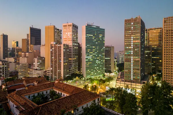 Rio de Janeiro şehrinin silueti Akşam ve Carioca Meydanı 'nda ofis binaları var