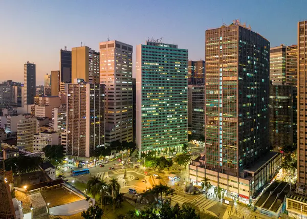 Rio de Janeiro şehrinin silueti Akşam ve Carioca Meydanı 'nda ofis binaları var