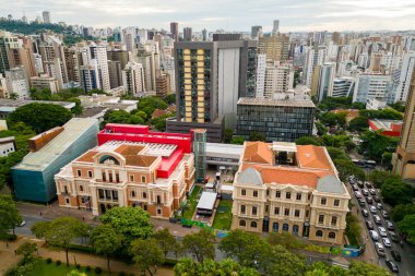 Brezilya 'nın Belo Horizonte şehrindeki Özgürlük Meydanı' nın önündeki tarihi binaların hava manzarası