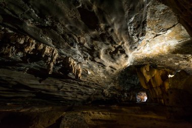 Maquine Mağarası, Brezilya 'nın Minas Gerais eyaletinde yer alan en eski ve en çok ziyaret edilen mağaralarından biridir.