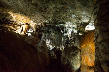 Maquine Mağarası, Brezilya 'nın Minas Gerais eyaletinde yer alan en eski ve en çok ziyaret edilen mağaralarından biridir.