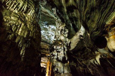 Maquine Mağarası, Brezilya 'nın Minas Gerais eyaletinde yer alan en eski ve en çok ziyaret edilen mağaralarından biridir..
