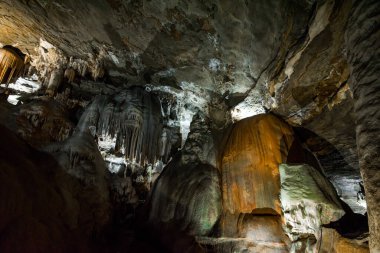Maquine Mağarası, Brezilya 'nın Minas Gerais eyaletinde yer alan en eski ve en çok ziyaret edilen mağaralarından biridir.