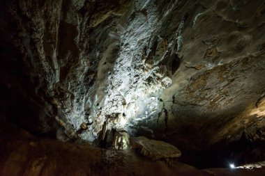 Maquine Mağarası, Brezilya 'nın Minas Gerais eyaletinde yer alan en eski ve en çok ziyaret edilen mağaralarından biridir.