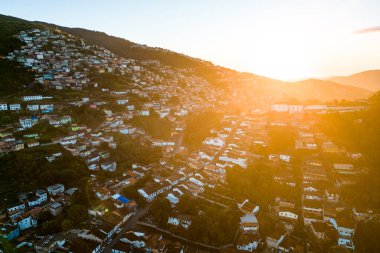 Ouro Preto Kasabası, Brezilya 'nın Minas Gerais eyaletinde, Ufukta yükselen güneşle birlikte dağlarda.