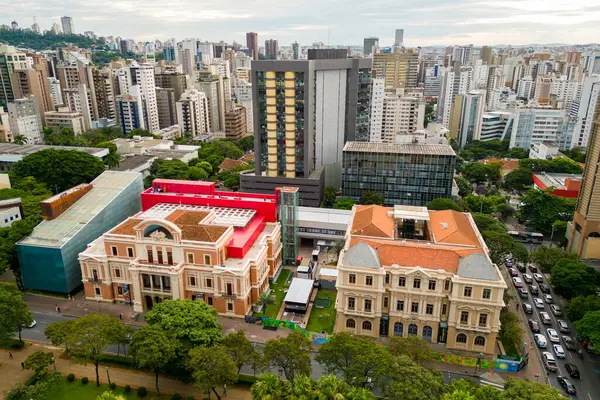Brezilya 'nın Belo Horizonte şehrindeki Özgürlük Meydanı' nın önündeki tarihi binaların hava manzarası