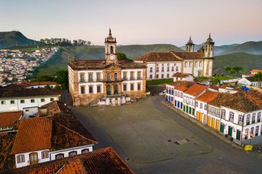 Brezilya 'nın Ouro Preto kasabasındaki Boş Tiradentes Meydanı' nın Hava Görüntüsü