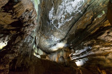 Maquine Mağarası, Brezilya 'nın Minas Gerais eyaletinde yer alan en eski ve en çok ziyaret edilen mağaralarından biridir.