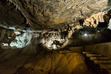 Maquine Mağarası, Brezilya 'nın Minas Gerais eyaletinde yer alan en eski ve en çok ziyaret edilen mağaralarından biridir.