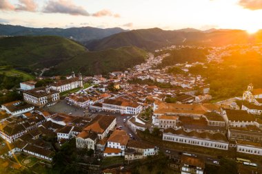 Brezilya 'daki Preto Kasabası' nda Dağların Arkasında Güneş Batıyor