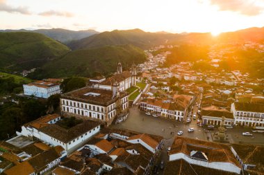 Brezilya 'daki Preto Kasabası' nda Dağların Arkasında Güneş Batıyor