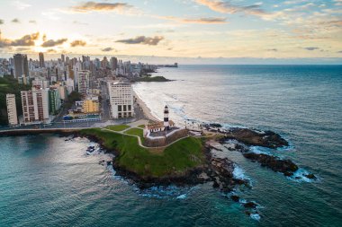 Brezilya 'nın Bahia Eyaleti' nde güneş doğmadan önce Salvador Şehri ile Okyanustaki Kaya üzerindeki Barra Deniz Feneri Hava Görüntüsü