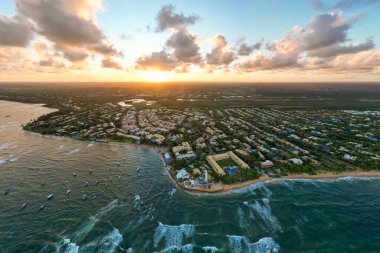 Brezilya 'daki Praia do Forte Town' un Ufkun Üzerinde Güneş Batarken Hava Görüntüsü