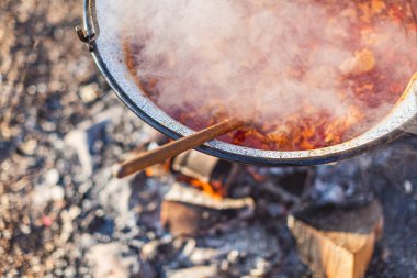 Ahşap yakıtlı ateşin üzerinde buharlı tencereyle kırsal alanda pişirilen yemekler..