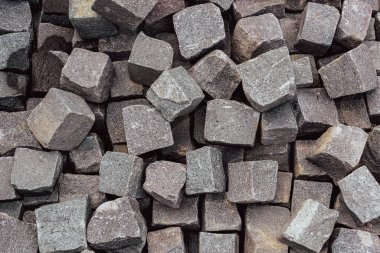 Tek kesim granit küplerin üst görünümü inşaat için bir model sergiliyor