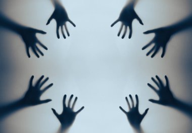 Bulanık bir arka plana uzanan siluetli ellerin gerçeküstü bir tasviri. Görüntü, gizem, bağlantı ve entrika duygularını çağrıştırıyor, kavramsal, sanatsal veya yaratıcı projeler için ideal soyut bir düzenleme sergiliyor, lendin
