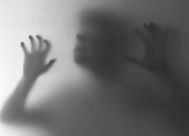 Bir insanın esrarengiz ve esrarengiz fotoğrafı buzlu cam bir yüzeye bastırılarak gizemli ve dramatik bir etki yaratıyor. Tek renkli tonlar gerilimi iletir ve yorumlamaya davet eder. Gizem, gerilim ya da kas gibi konular için ideal.