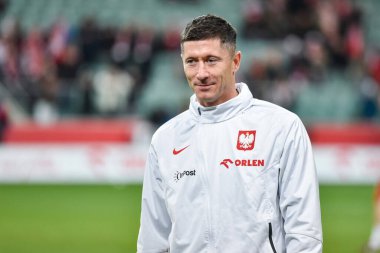 WARSZAWA, POLAND - 16 Kasım 2022: Futbol dostu maç Polonya ve Şili 1: 0. Robert Lewandowski ısınırken.