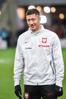 WARSZAWA, POLAND - 16 Kasım 2022: Futbol dostu maç Polonya ve Şili 1: 0. Robert Lewandowski ısınırken.