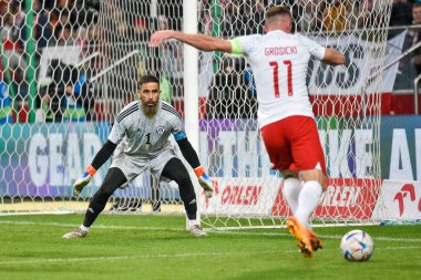 WARSZAWA, POLAND - 16 Kasım 2022: Futbol dostu maç Polonya ve Şili 1: 0. Eylem kalecisi Claudio Bravo ve Kamil Grosicki.