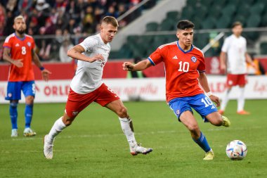 WARSZAWA, POLAND - 16 Kasım 2022: Futbol dostu maç Polonya ve Şili 1: 0. Damian Szymanski (L) ve Marcelino Nunez (R).