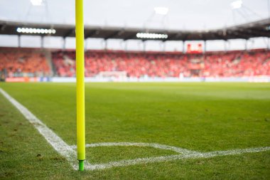 Futbol sahasının köşesindeki bayrak direğini kapat.