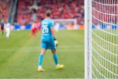 Futbol kalesi ve futbol maçı arka planda