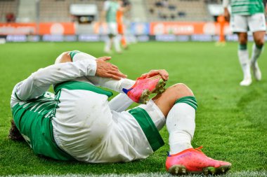 Yaralı futbolcu sahada yatıyor..
