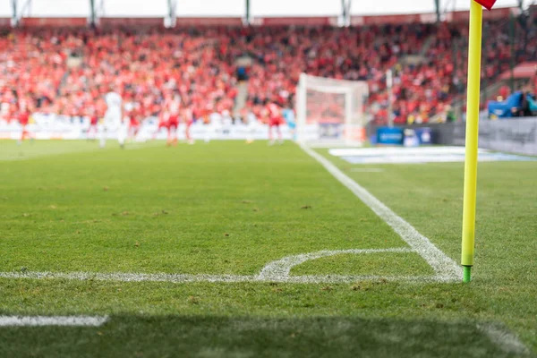 Futbol Sahasının Köşesindeki Bayrak Direğini Kapat — Stok fotoğraf
