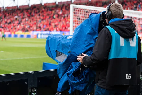 Cameraman Πίσω Από Γήπεδο Κατά Διάρκεια Του Αγώνα Ποδοσφαίρου — Φωτογραφία Αρχείου