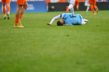 Yaralı futbolcu sahada yatıyor..