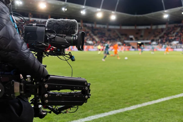 Futbol maçında oyun sahasının arkasındaki kameraman.