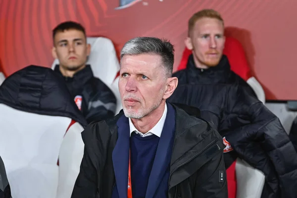 PRAG, CZECH REPUBLIC - 24 Mart 2023: UEFA Euro 2024 elemeleri. Maç Çek Cumhuriyeti - Polonya 3: 1. Fernando Santos Polonya 'nın baş antrenörü. Jaroslav Silhavy Çek baş antrenörü.