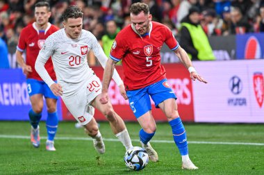 PRAG, CZECH REPUBLIC - 24 Mart 2023: UEFA Euro 2024 elemeleri. Maç Çek Cumhuriyeti - Polonya 3: 1. Eylemde Piotr Zielinski (L) ve Vladimir Coufal (R).