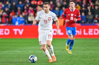 PRAG, CZECH REPUBLIC - 24 Mart 2023: UEFA Euro 2024 elemeleri. Maç Çek Cumhuriyeti - Polonya 3: 1. Eylemde Przemyslaw Frankowski 