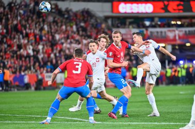 PRAG, CZECH REPUBLIC - 24 Mart 2023: UEFA Euro 2024 elemeleri. Maç Çek Cumhuriyeti - Polonya 3: 1. Tomas Soucek (bramkarz Bartlomiej Dragowski) ve Robert Lewandowski (R).