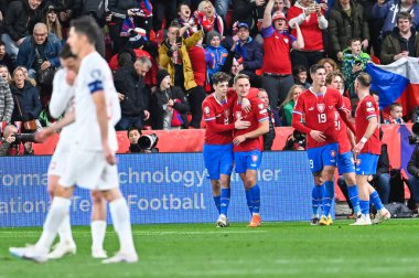 PRAG, CZECHIA - 24 Mart 2023 UEFA Euro 2024 elemeleri. Maç Çek Cumhuriyeti - Polonya 3: 1. Joy Ladislav Krejci (L) Jan Kuchta (R) gol attıktan sonra.