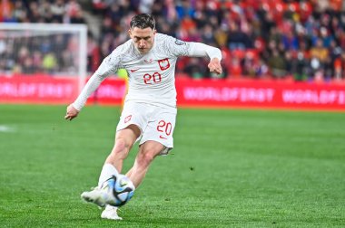 PRAG, CZECH REPUBLIC - 24 Mart 2023: UEFA Euro 2024 elemeleri. Maç Çek Cumhuriyeti - Polonya 3: 1. Piotr Zielinski 'yi çek.