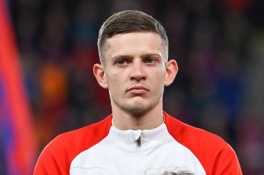 PRAG, CZECH REPUBLIC - 24 Mart 2023: UEFA Euro 2024 elemeleri. Maç Çek Cumhuriyeti - Polonya 3: 1. Marş sırasında Sebastian Szymanski. 