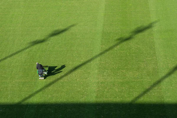 Futbol stadyumunda çim biçiyorum.