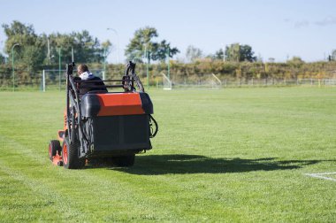 Futbol sahasında çim biçiyorum.