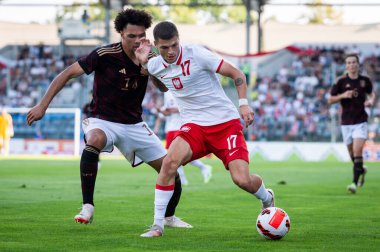 LEGNICA, POLAND - 11 Eylül 2023: 20 Elit Lig altındaki arkadaşça futbol maçı Polonya Almanya 'ya karşı 1: 1. Nnamdi Collins (L) Marcel Blachewicz (R)).