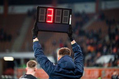 Sideline hakemi futbol maçında 4 dakika fazladan zaman gösteriyor..