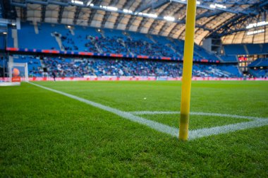 Futbol sahasının köşesindeki bayrak direğini kapat.